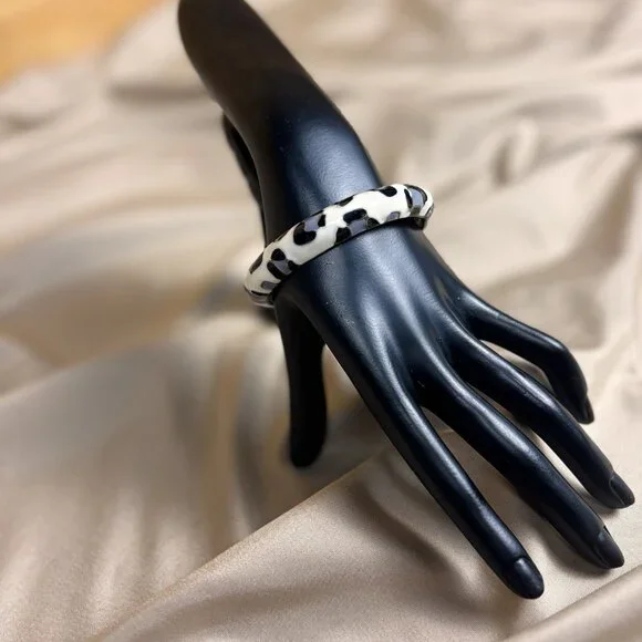 LEOPARD PRINT ENAMEL CLAMPER HINGE Bangle BRACELET Black White Gray Jewelry A7 - Picture 2 of 6